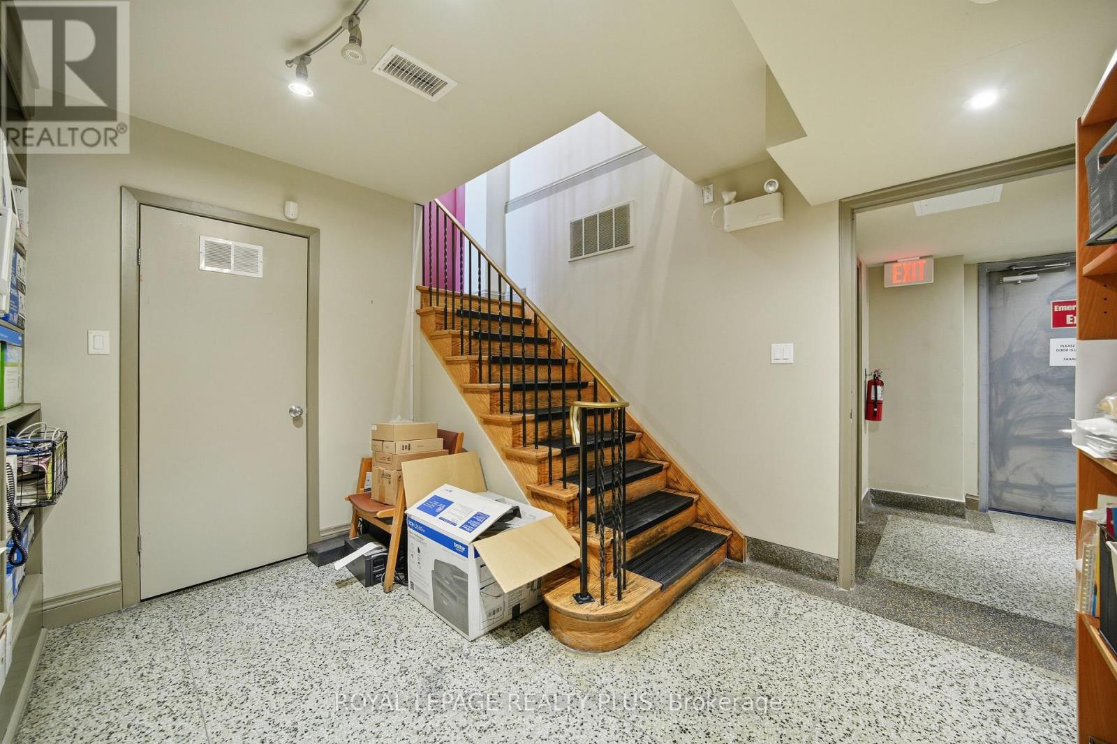 Office - 181 Lakeshore Road E, Mississauga, Ontario  L5G 1G2 - Photo 27 - W12717038