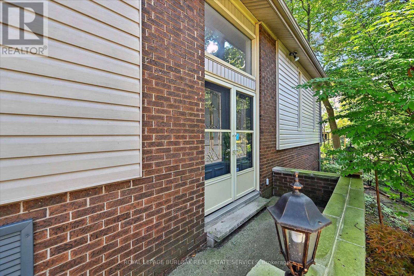 768 King Road, Burlington, Ontario  L7T 3K6 - Photo 4 - W12717048