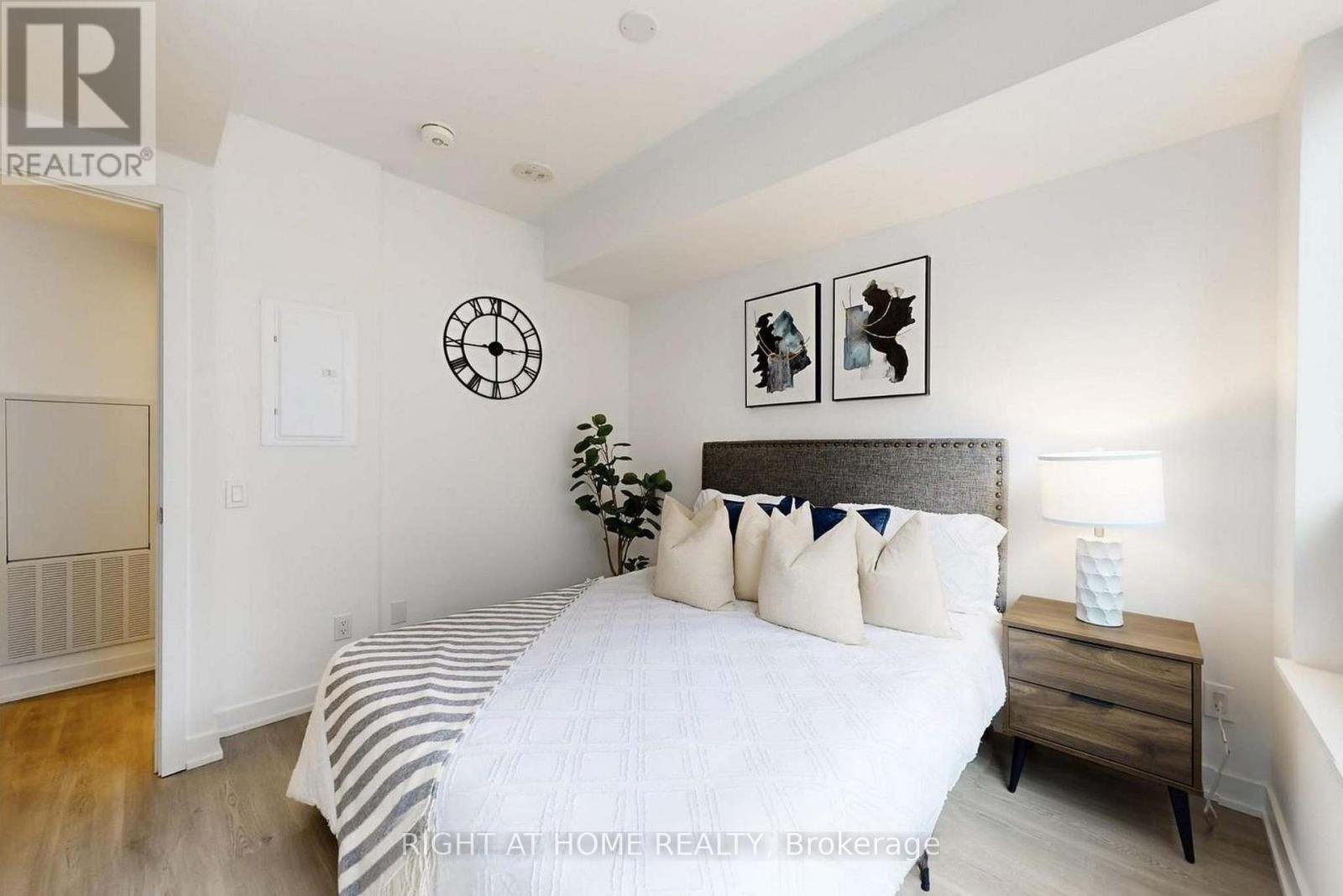 1801 - 8 Wellesley Street W, Toronto, Ontario  M4Y 0J5 - Photo 6 - C12717072