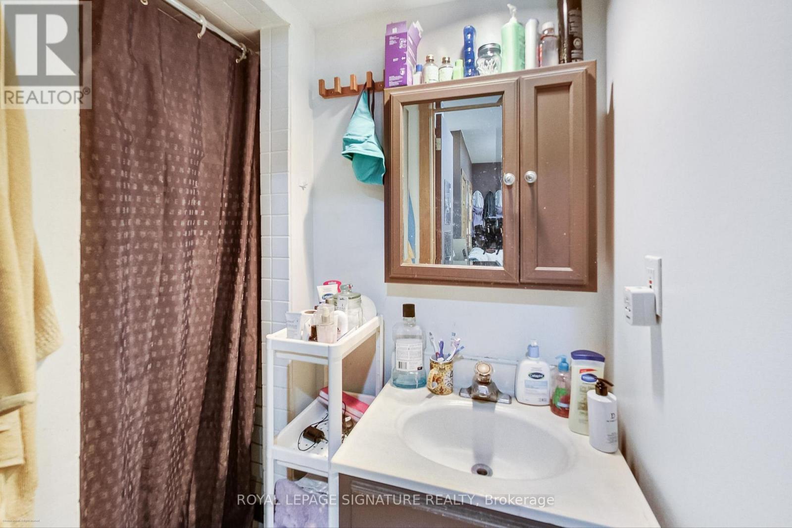 Main - 6 Littlehayes Lane, Toronto, Ontario  M5T 1L8 - Photo 7 - C12717080