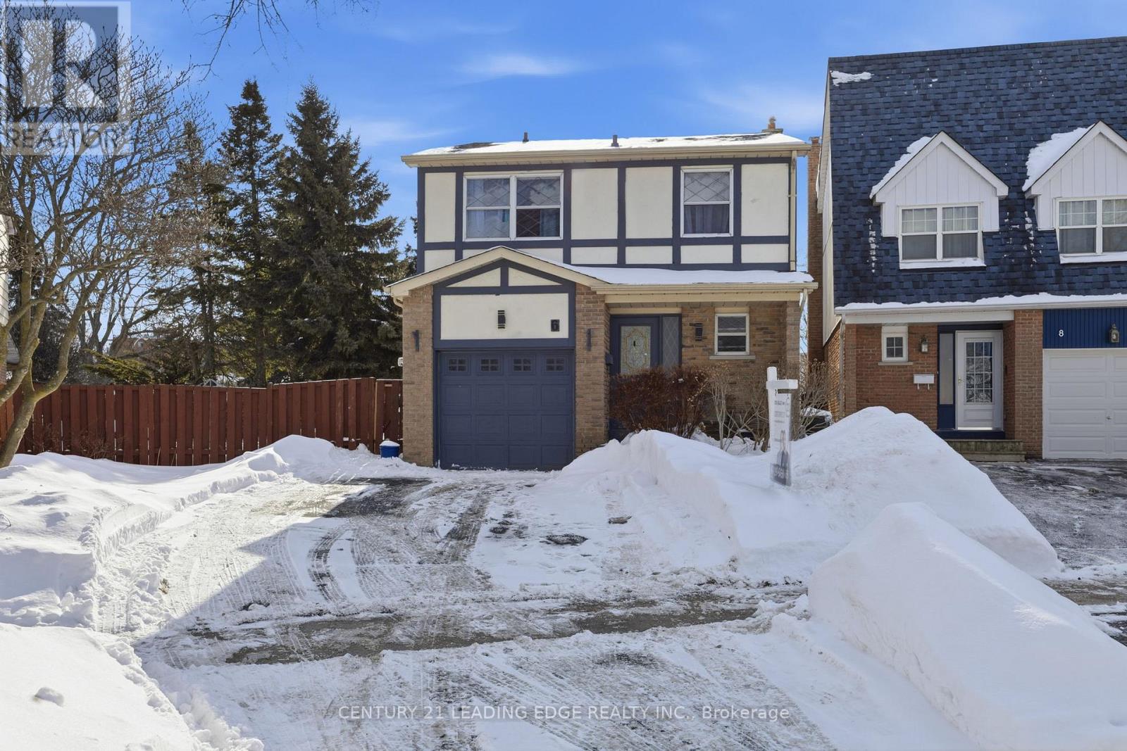 <div class="slider-price">$950,000</div><p>6 Wheaton Grove, Toronto, Ontario</p>