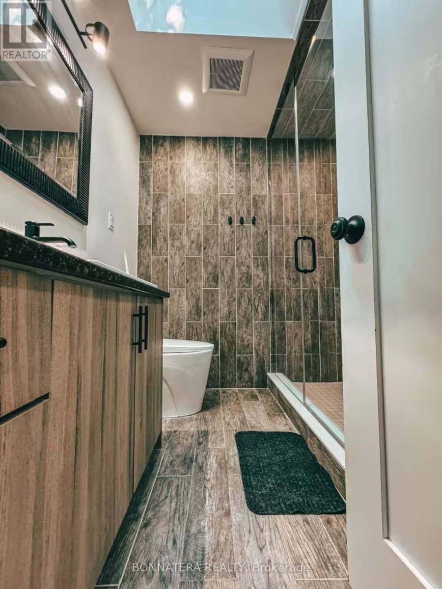 Cabin - 687 Innisfil Beach Road, Innisfil, Ontario  L0L 2M0 - Photo 15 - N12456554