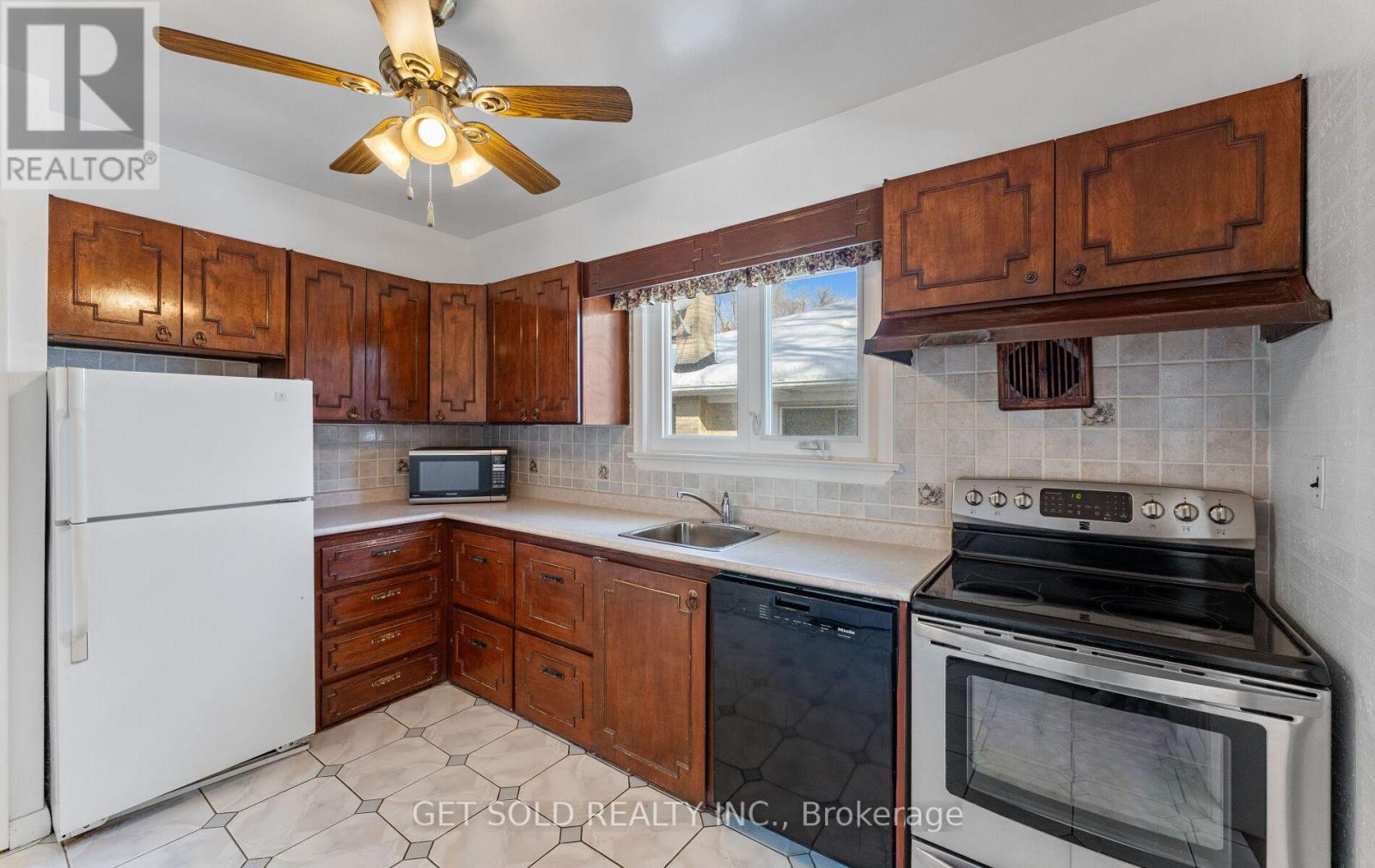 18 Hinton Road, Toronto, Ontario  M9W 2V1 - Photo 8 - W12717124