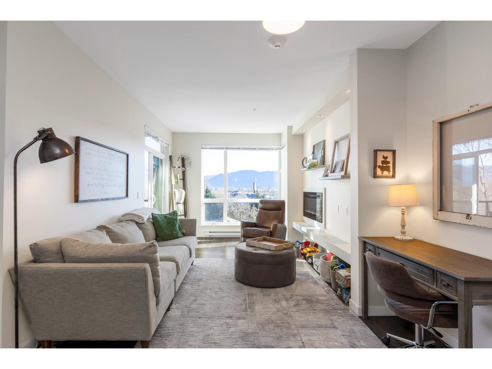 203 2242 Whatcom Road, Abbotsford, British Columbia  V3G 0B3 - Photo 1 - R3080873