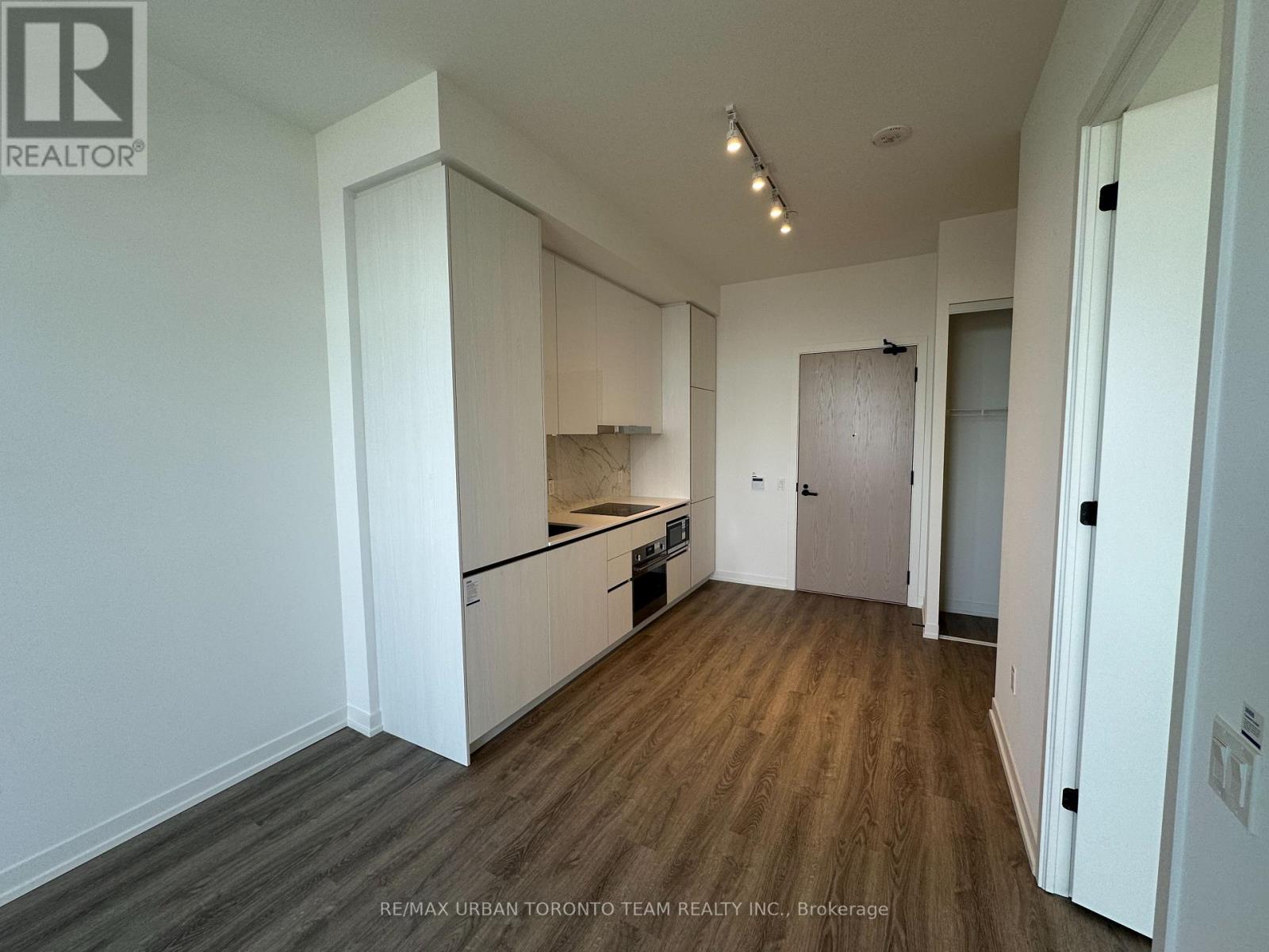 3702 - 8 Interchange Way, Vaughan, Ontario  L4K 5Z7 - Photo 4 - N12595668