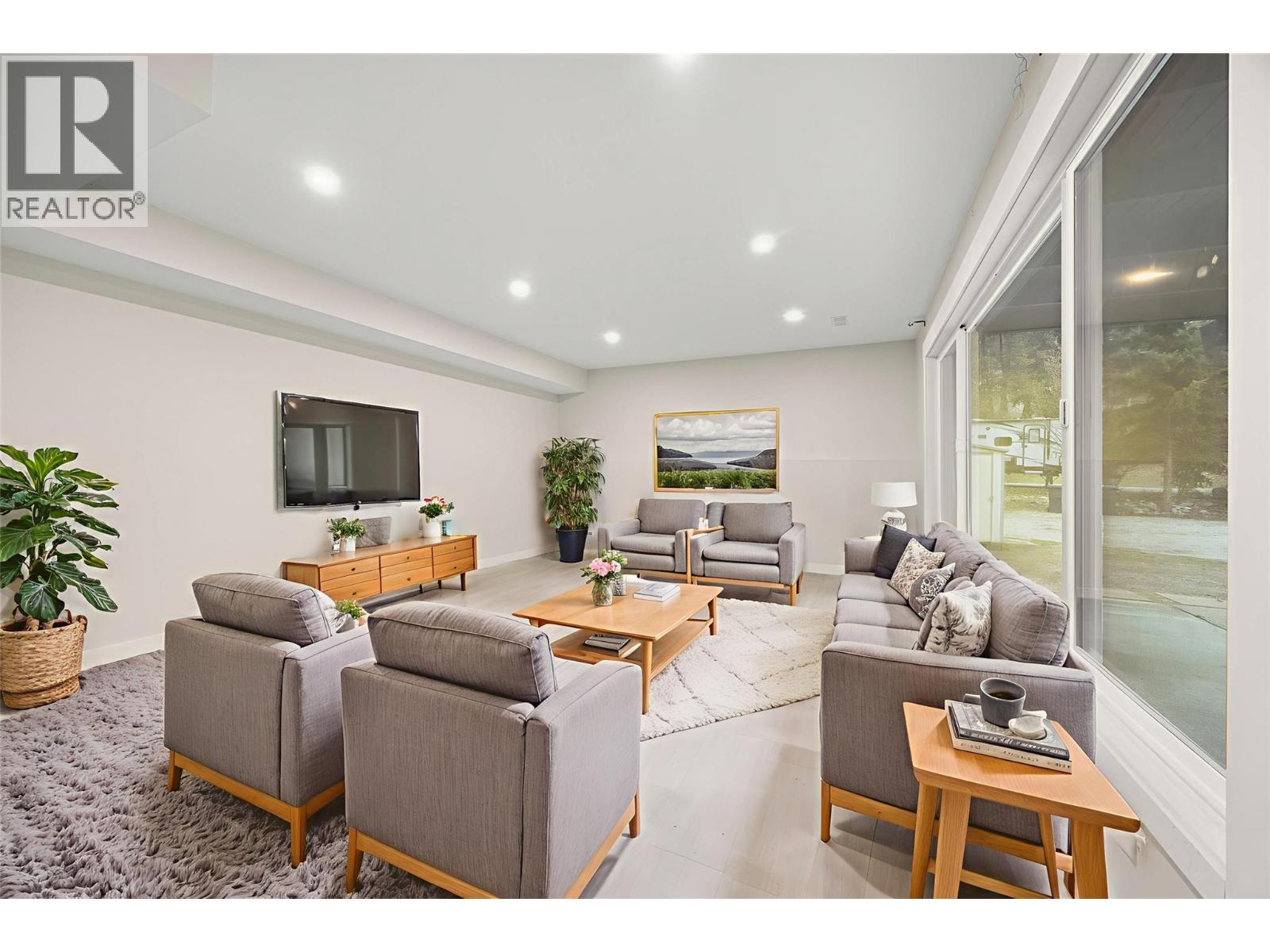 6348 Forest Hill Drive, Peachland, British Columbia  V0H 1X8 - Photo 2 - 10370358