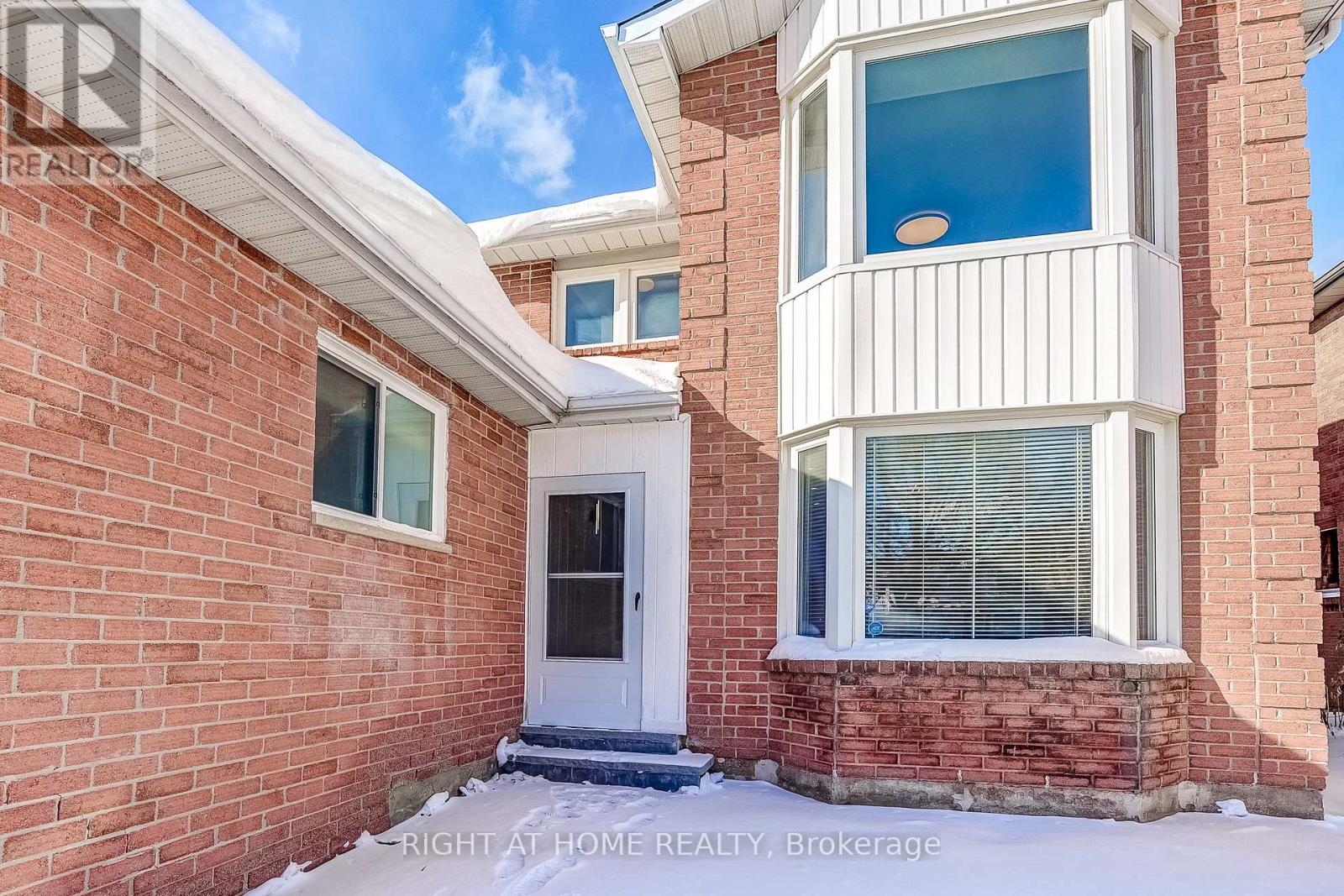 1527 Princelea Place, Mississauga, Ontario  L5M 3N9 - Photo 2 - W12705044