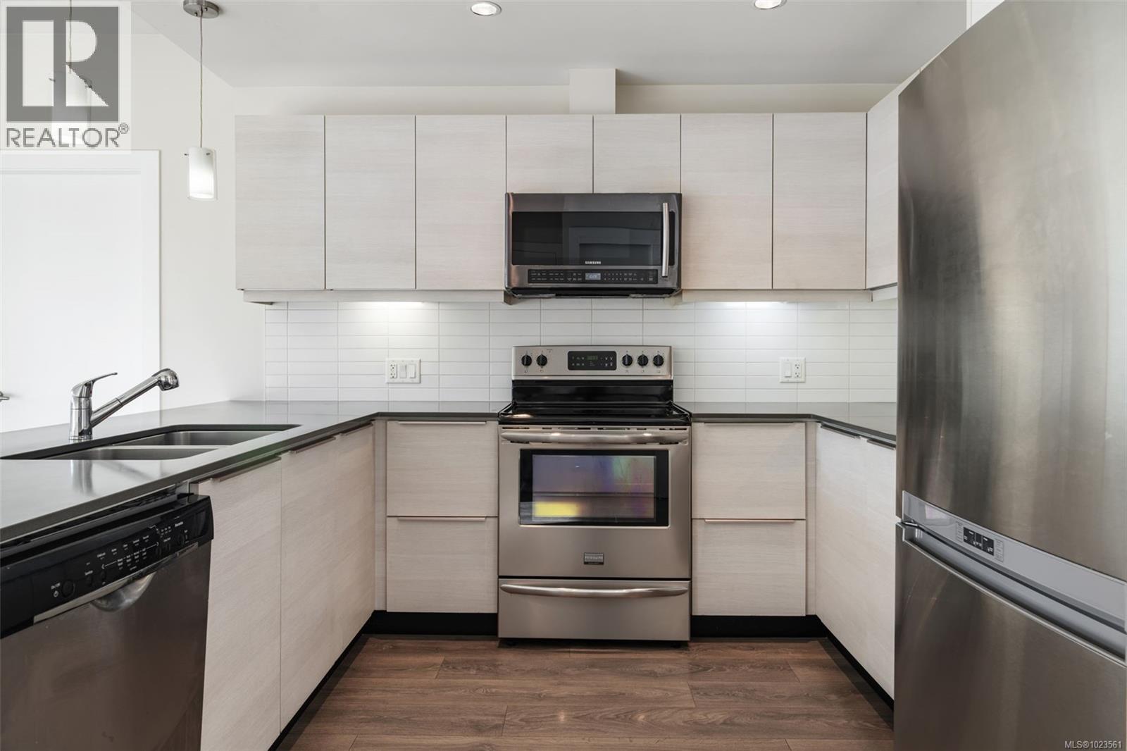 110 3815 Rowland Ave, Saanich, British Columbia  V8Z 0E1 - Photo 8 - 1023561