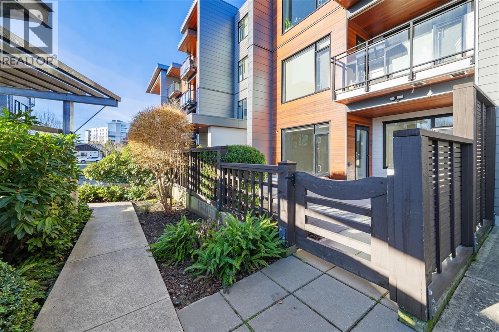 110 3815 Rowland Ave, Saanich, British Columbia  V8Z 0E1 - Photo 2 - 1023561