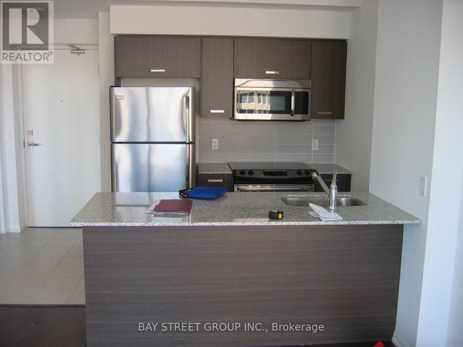 1704 - 832 Bay Street, Toronto, Ontario  M5S 1Z6 - Photo 2 - C12717200