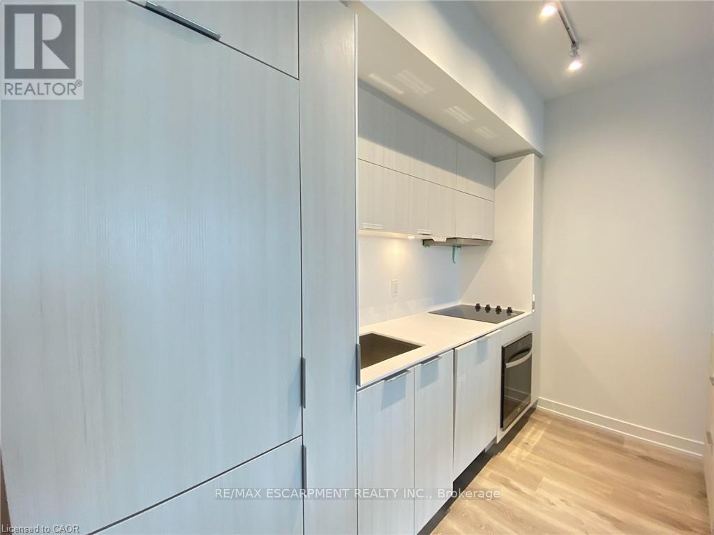 2206 - 370 Martha Street, Burlington (Brant), Ontario  L7R 2P7 - Photo 2 - W12717172