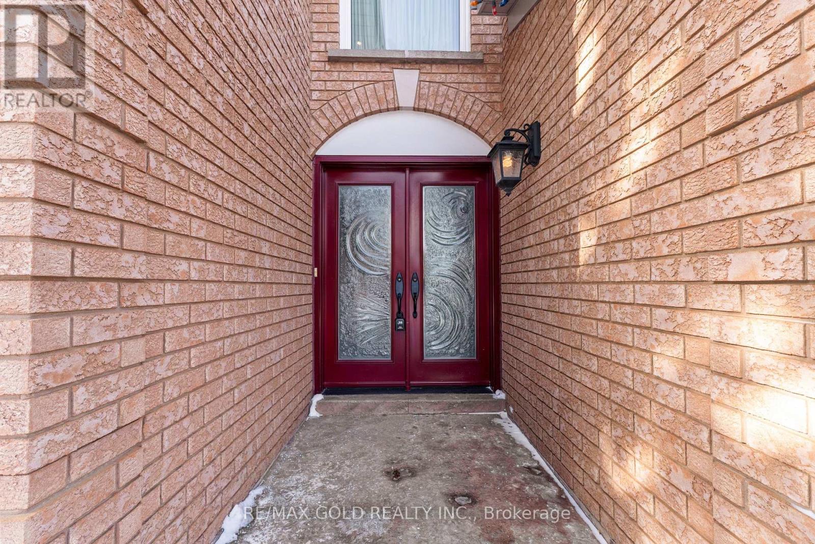 38 Mountainberry Road, Brampton (Sandringham-Wellington), Ontario  L6R 1J3 - Photo 3 - W12717198