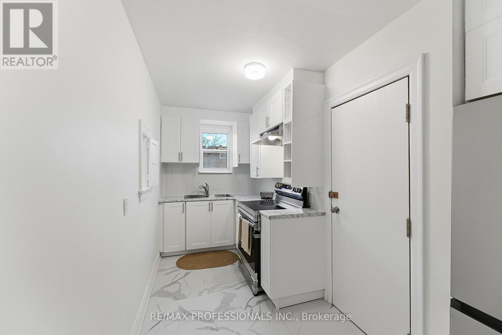 Upper - 308 Jane Street, Toronto, Ontario  M6S 3Z4 - Photo 16 - W12717204