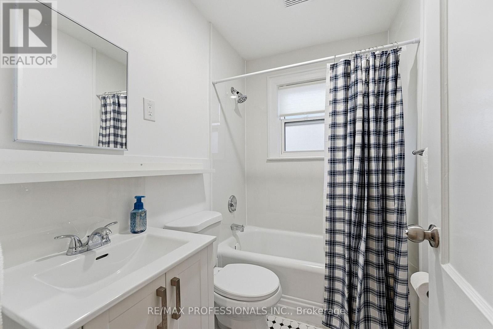 Upper - 308 Jane Street, Toronto, Ontario  M6S 3Z4 - Photo 25 - W12717204