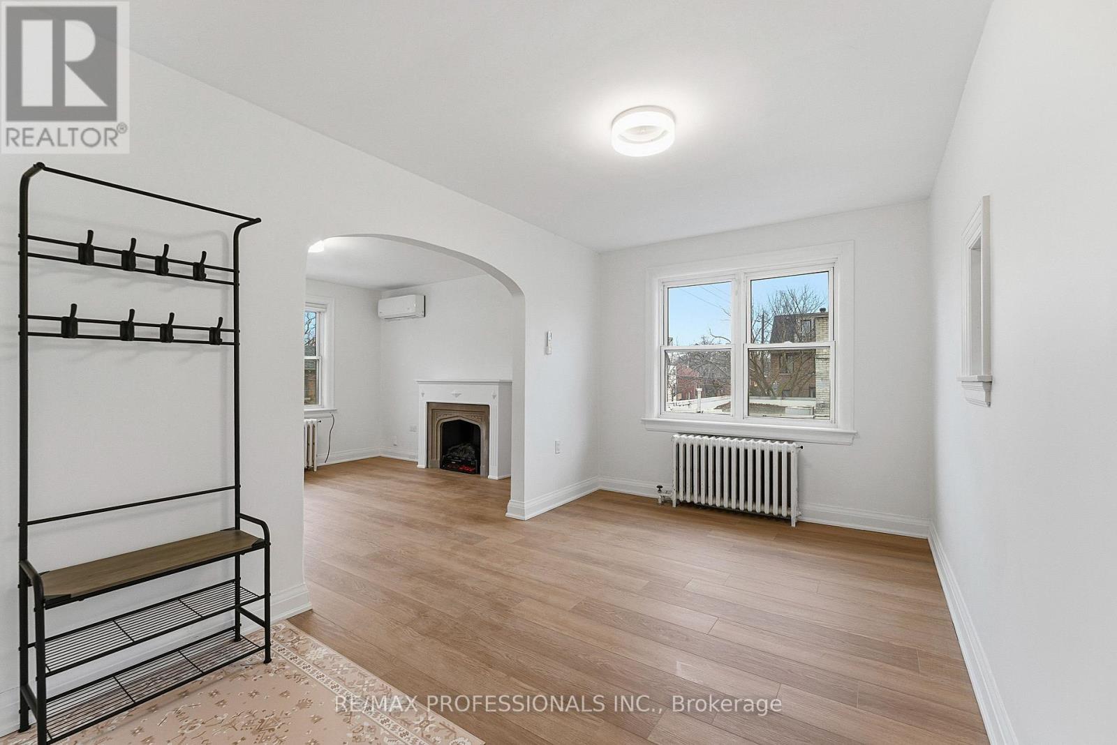 Upper - 308 Jane Street, Toronto, Ontario  M6S 3Z4 - Photo 6 - W12717204