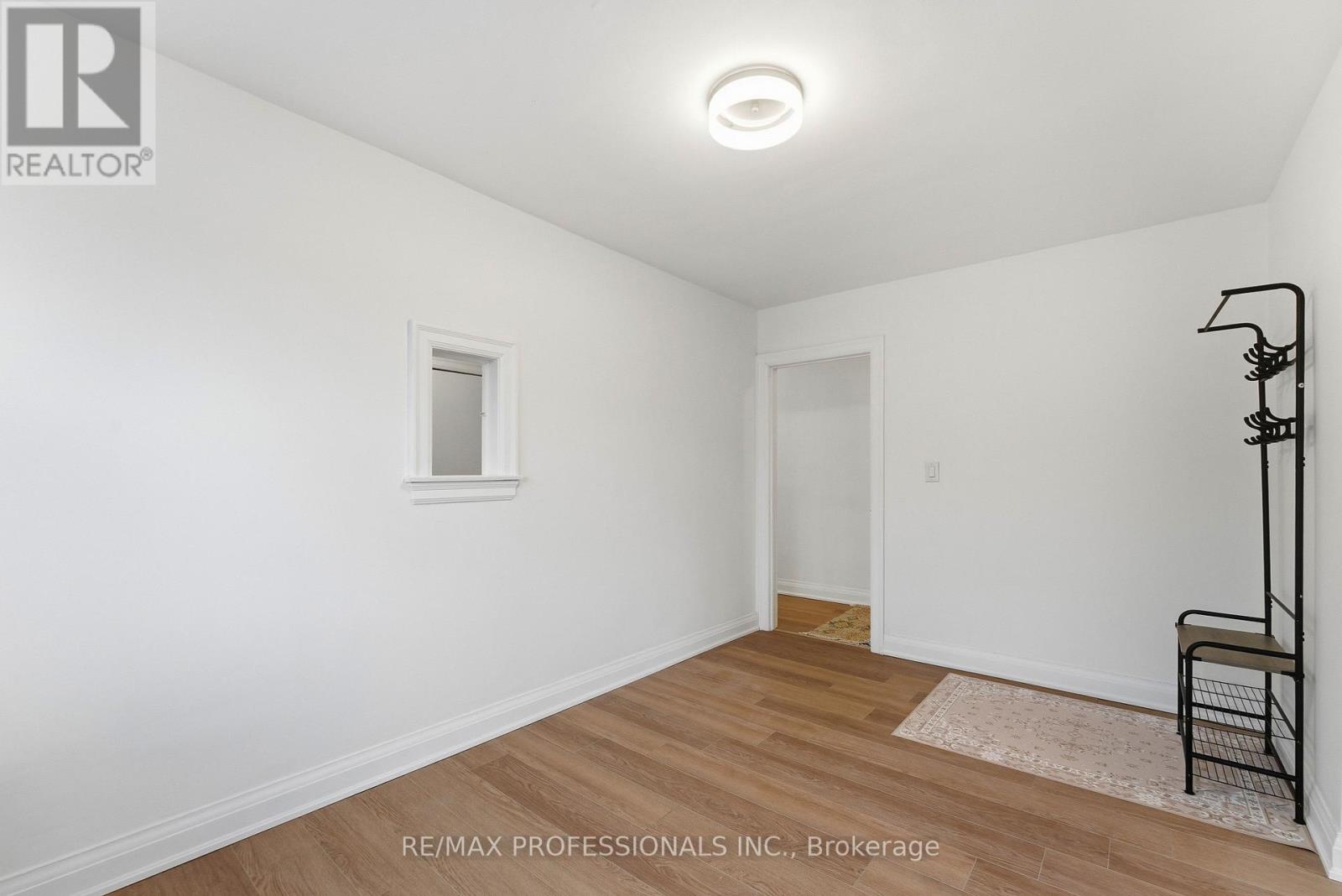 Upper - 308 Jane Street, Toronto, Ontario  M6S 3Z4 - Photo 9 - W12717204