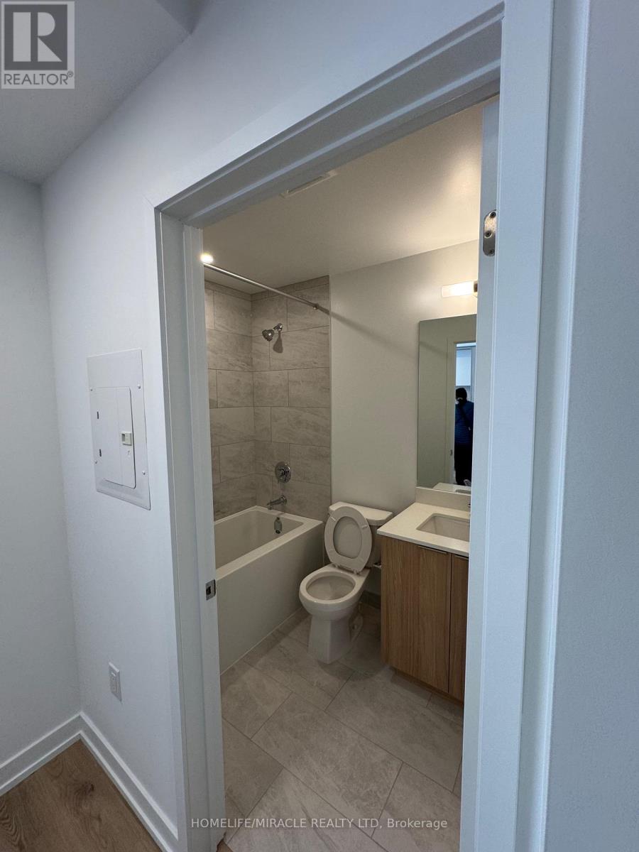 2207 - 395 Square One Drive, Mississauga, Ontario  L5B 0P6 - Photo 10 - W12717254