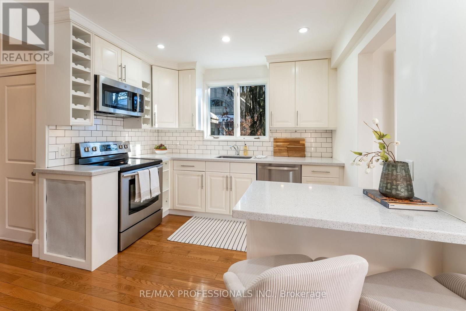 3 Lynngrove Avenue, Toronto (Kingsway South), Ontario  M8X 1M3 - Photo 13 - W12717292