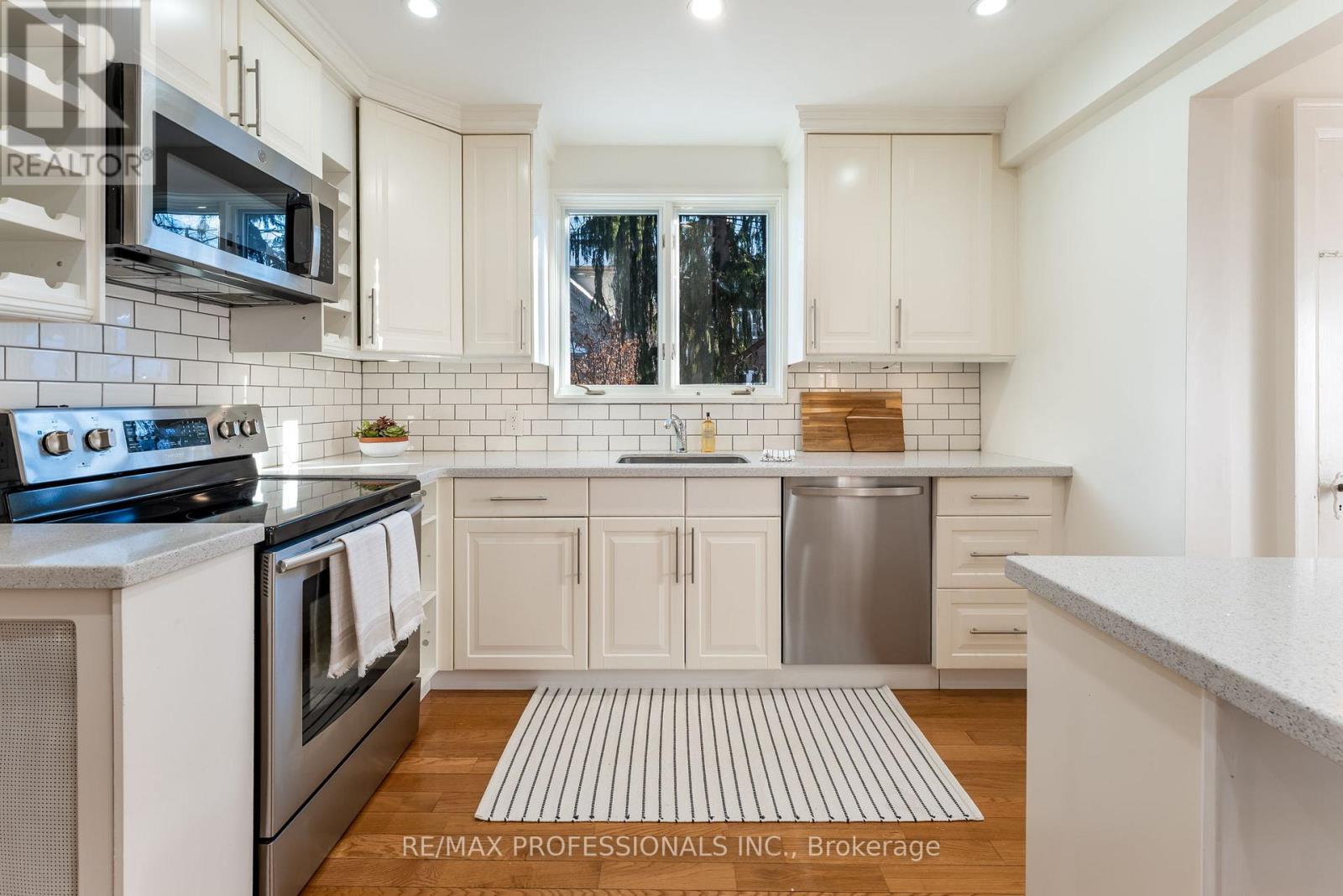 3 Lynngrove Avenue, Toronto (Kingsway South), Ontario  M8X 1M3 - Photo 15 - W12717292