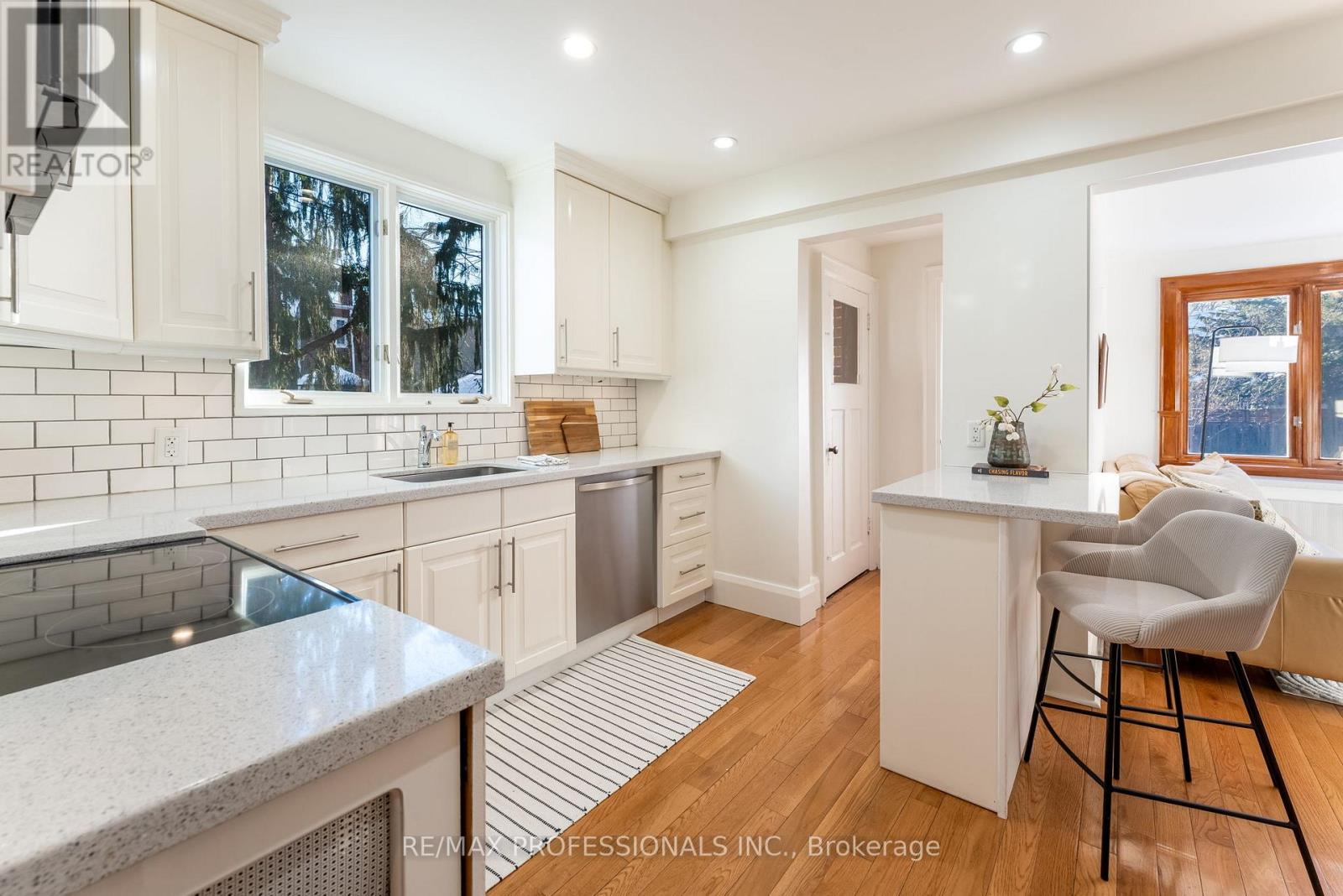 3 Lynngrove Avenue, Toronto (Kingsway South), Ontario  M8X 1M3 - Photo 17 - W12717292