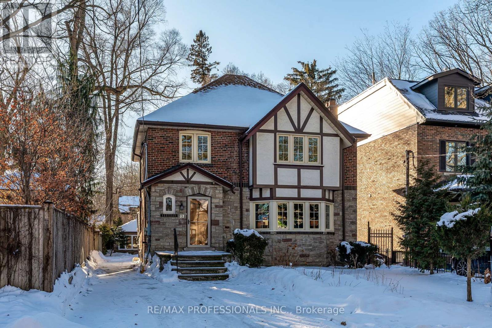 3 Lynngrove Avenue, Toronto (Kingsway South), Ontario  M8X 1M3 - Photo 2 - W12717292