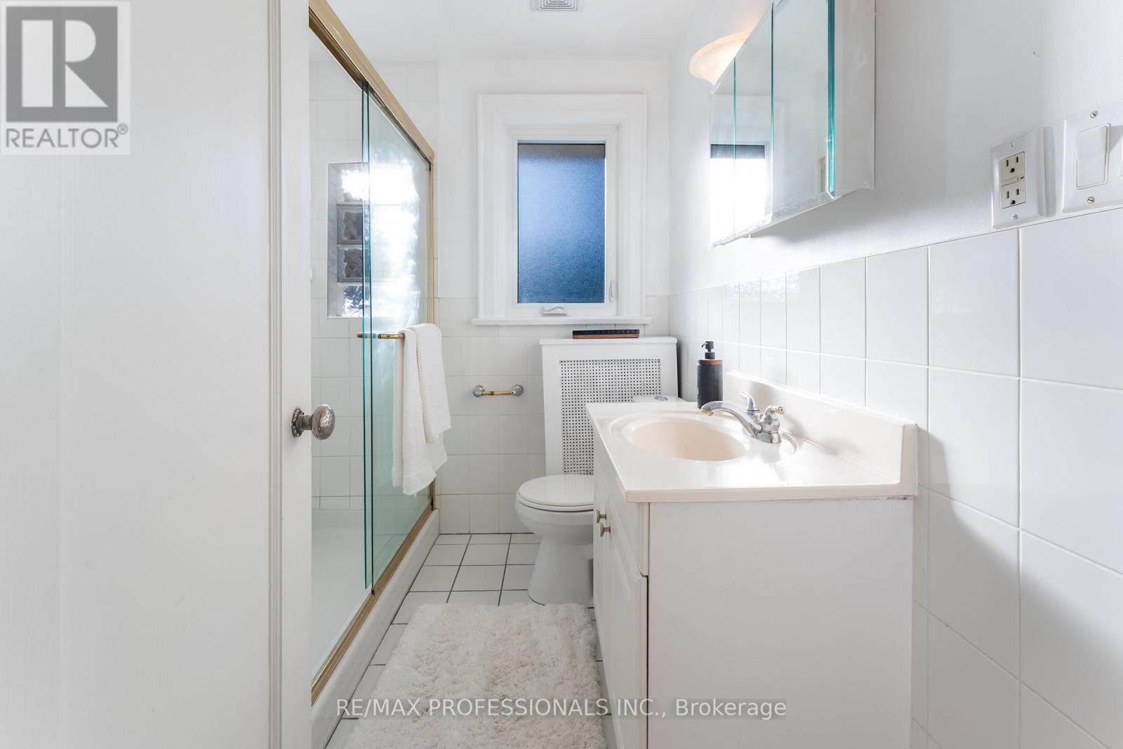 3 Lynngrove Avenue, Toronto (Kingsway South), Ontario  M8X 1M3 - Photo 25 - W12717292