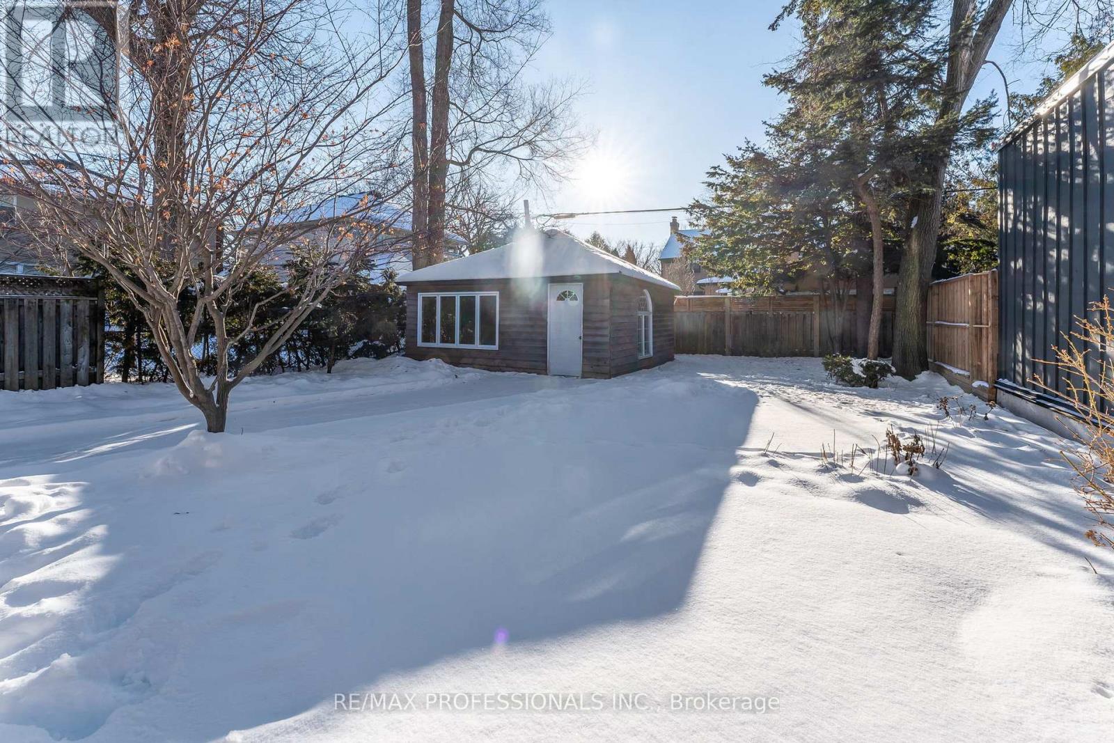 3 Lynngrove Avenue, Toronto (Kingsway South), Ontario  M8X 1M3 - Photo 37 - W12717292