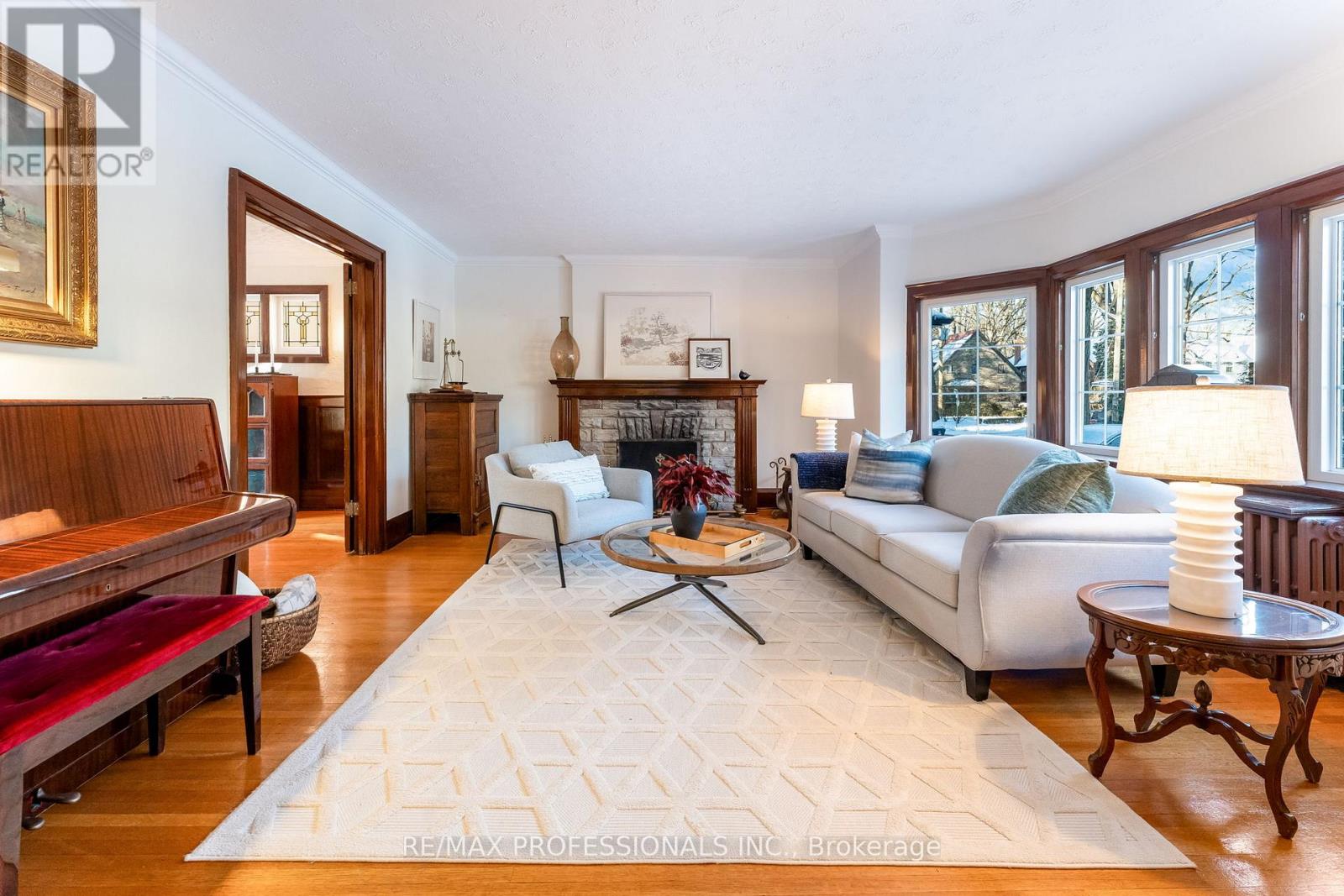 3 Lynngrove Avenue, Toronto (Kingsway South), Ontario  M8X 1M3 - Photo 4 - W12717292