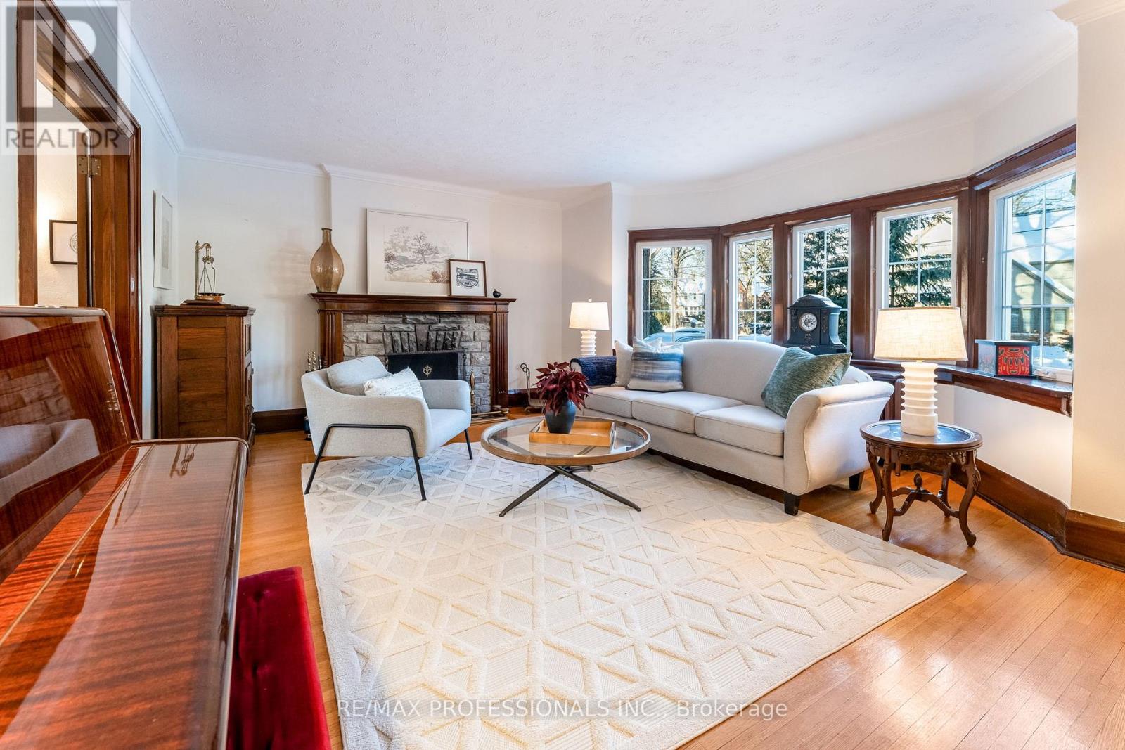 3 Lynngrove Avenue, Toronto (Kingsway South), Ontario  M8X 1M3 - Photo 5 - W12717292