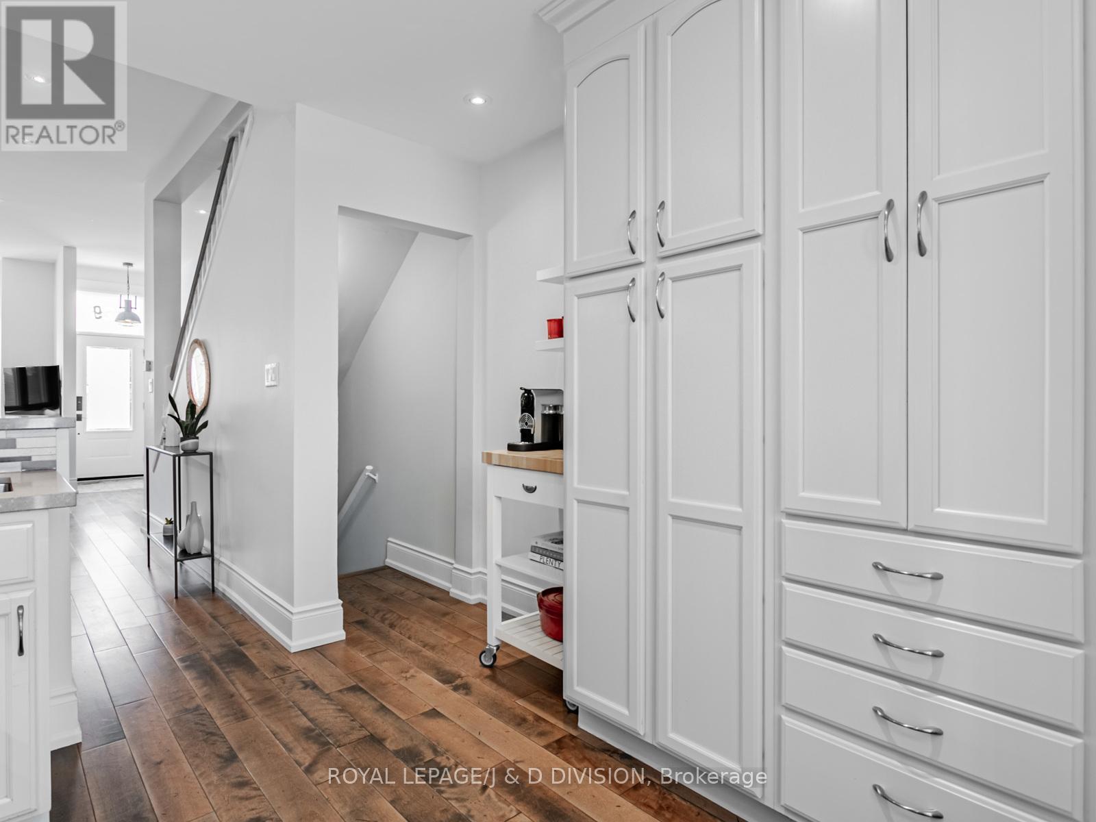 329 Indian Road Crescent, Toronto, Ontario  M6P 2G9 - Photo 11 - W12717044