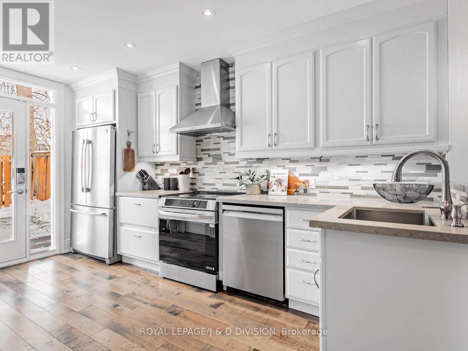 329 Indian Road Crescent, Toronto, Ontario  M6P 2G9 - Photo 10 - W12717044