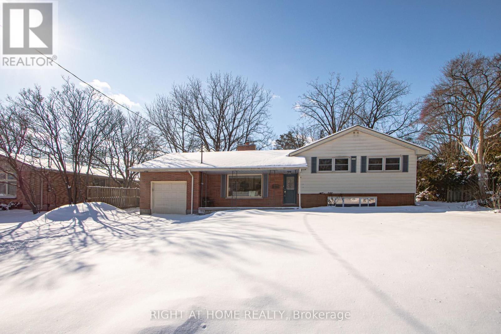 26 WYCHWOOD PARK, London North, Ontario