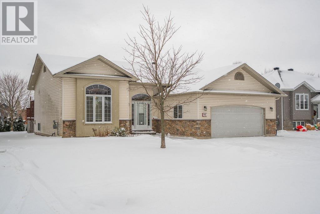 95 Beaumont Ave, Sault Ste. Marie, Ontario P6C 6E7 - Photo 2 - SM253410