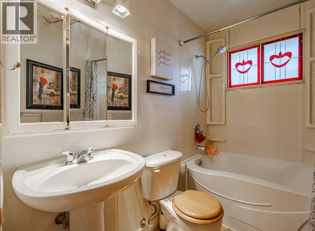 853 Northmount Drive Nw, Calgary, Alberta  T2L 0A3 - Photo 11 - A2280480