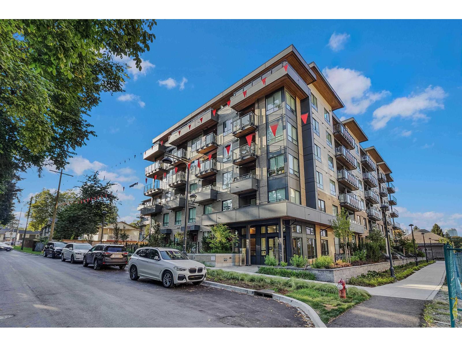 402 13439 94a Avenue, Surrey, British Columbia  V3V 0G9 - Photo 1 - R3081316