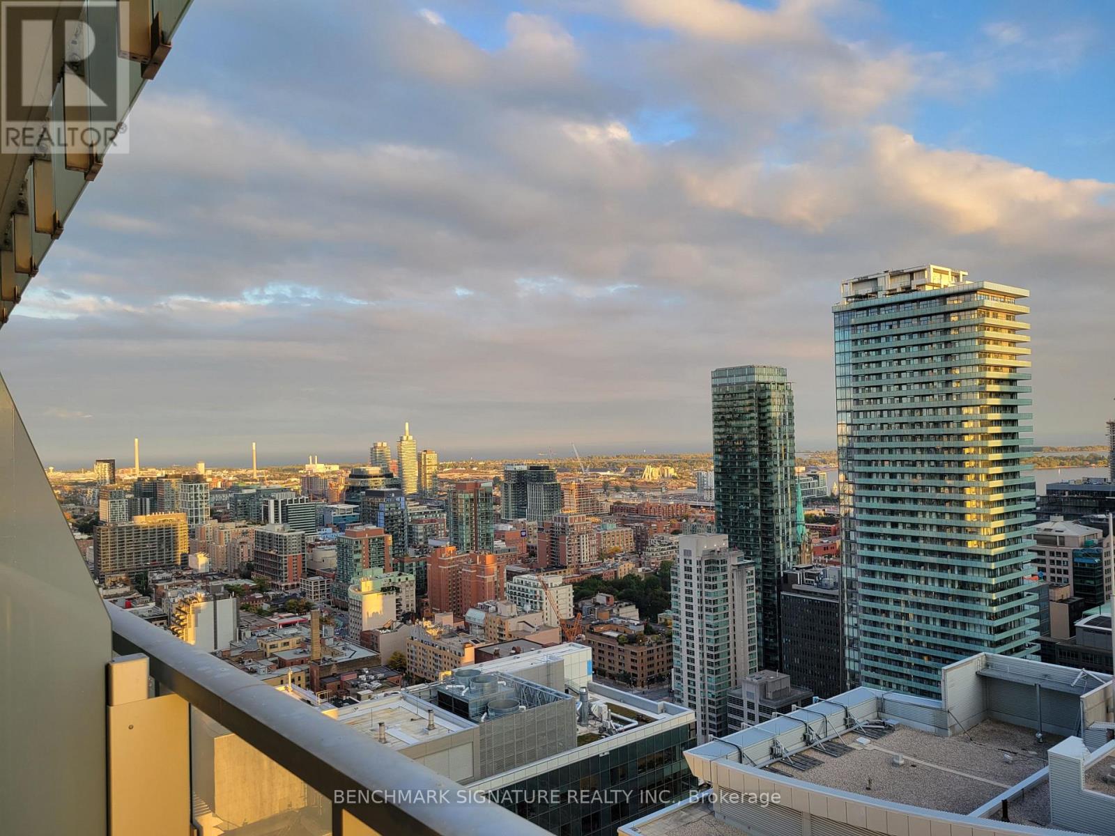 3208 - 197 Yonge Street, Toronto, Ontario  M5B 1M4 - Photo 2 - C12717404