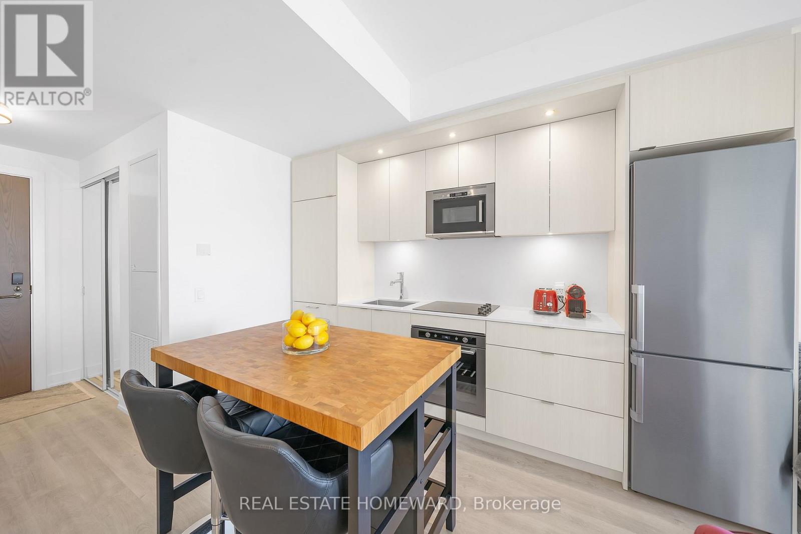 2039 - 20 Inn On The Park Drive, Toronto, Ontario  M3C 0P8 - Photo 6 - C12717408