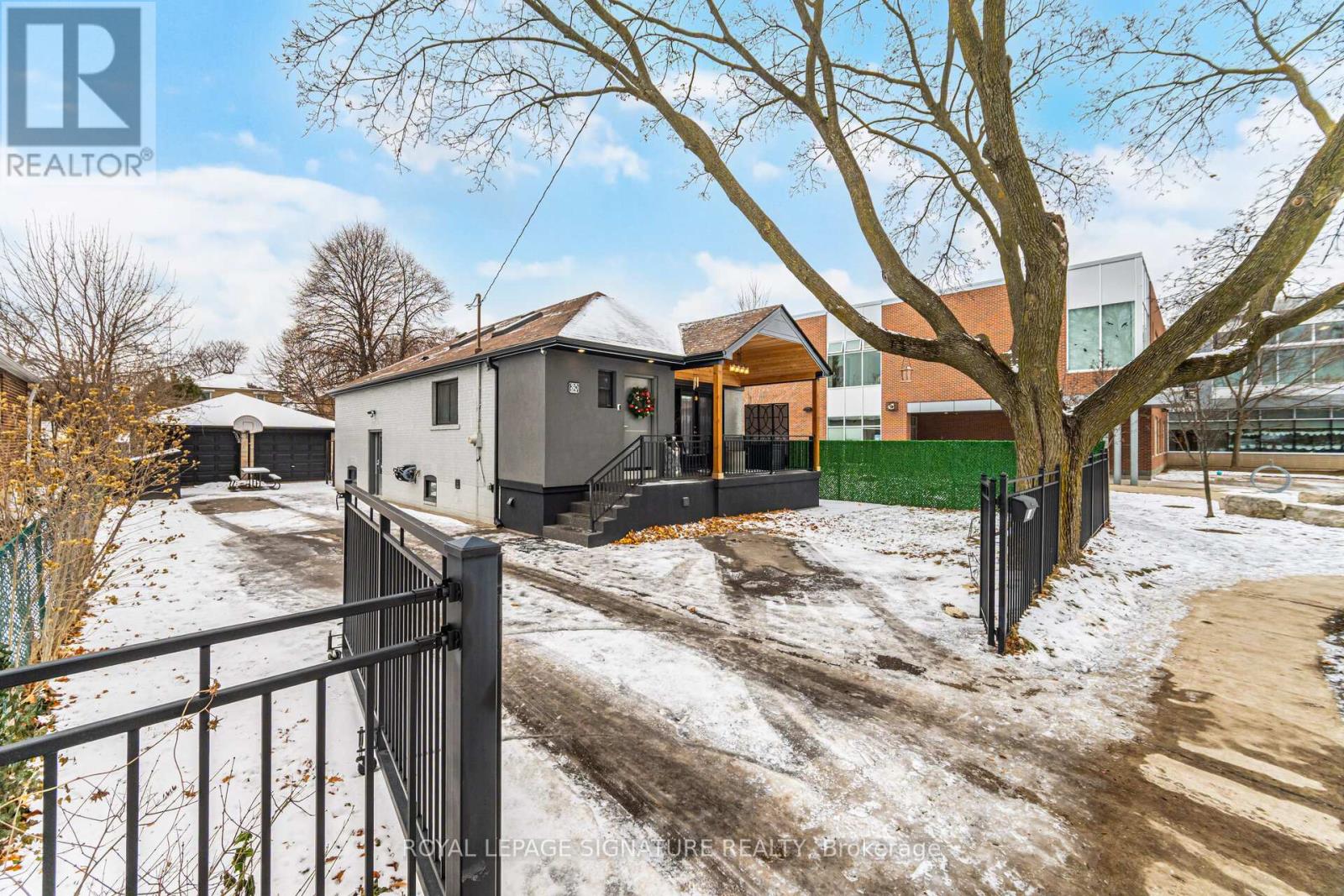 30 Coules Court, Toronto, Ontario  M8W 2N9 - Photo 2 - W12717412