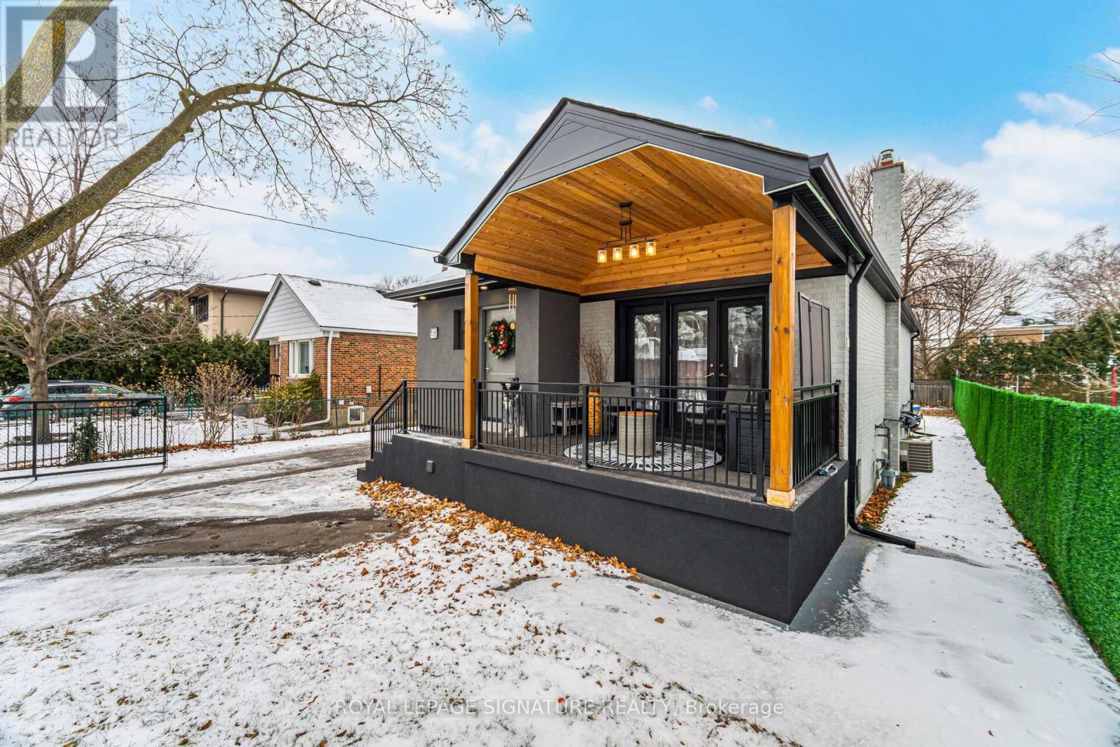 30 Coules Court, Toronto, Ontario  M8W 2N9 - Photo 4 - W12717412