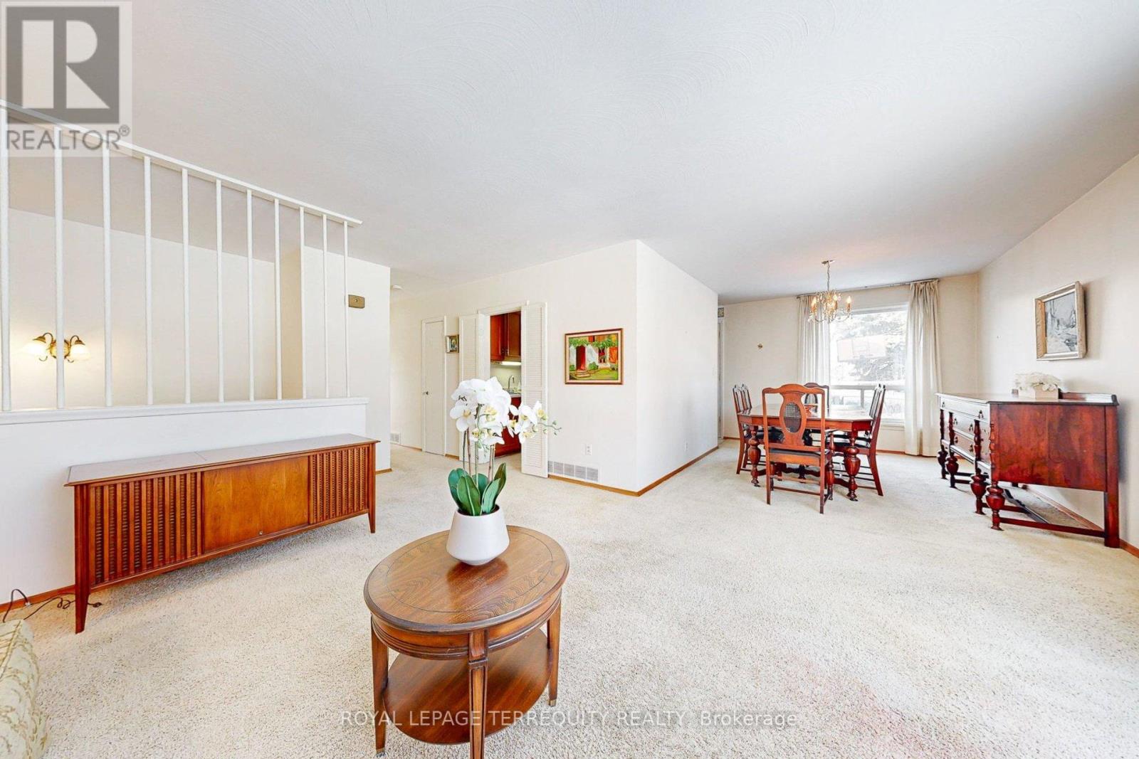 29 Holywell Drive, Toronto, Ontario  M9R 1K4 - Photo 10 - W12717442