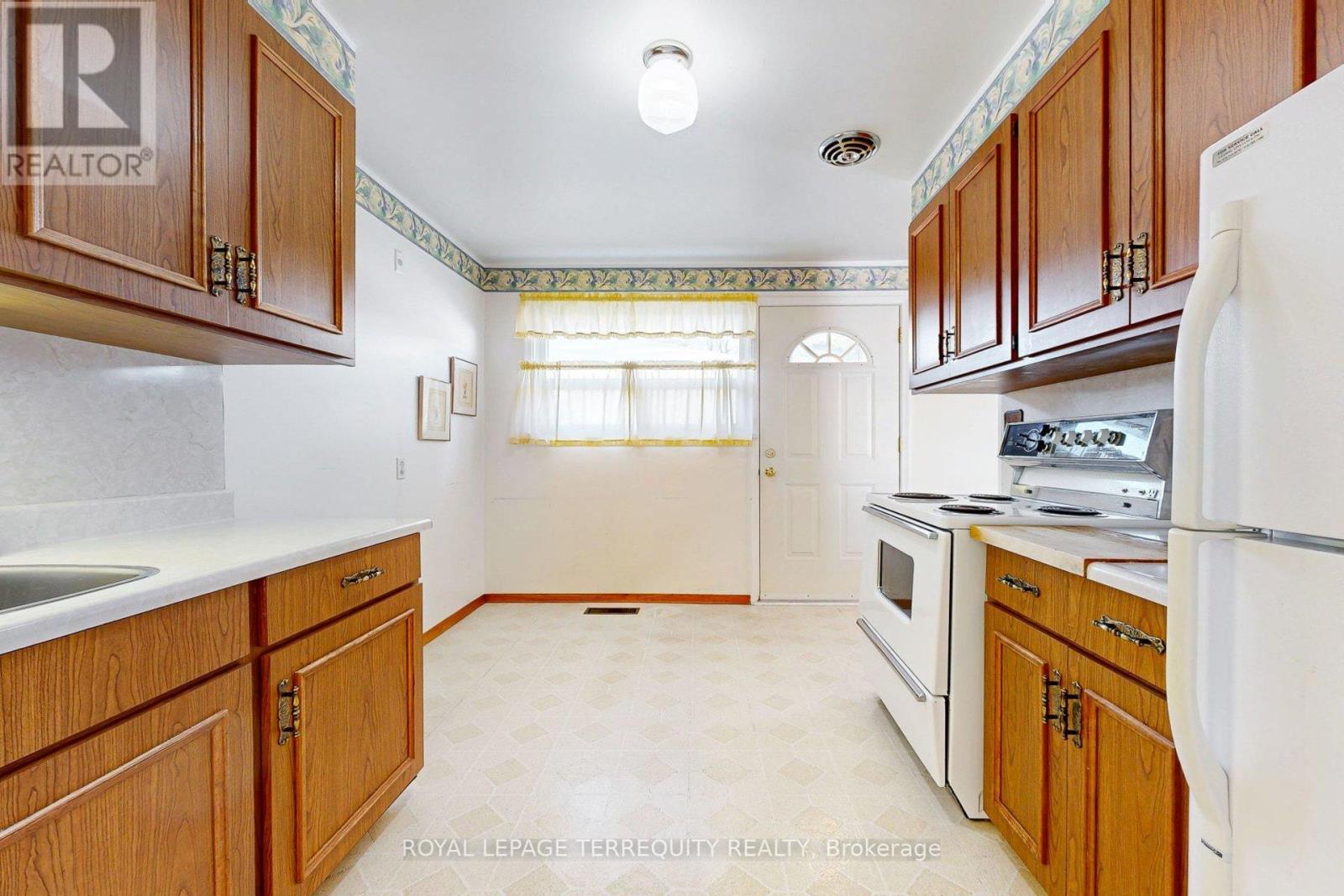 29 Holywell Drive, Toronto, Ontario  M9R 1K4 - Photo 12 - W12717442