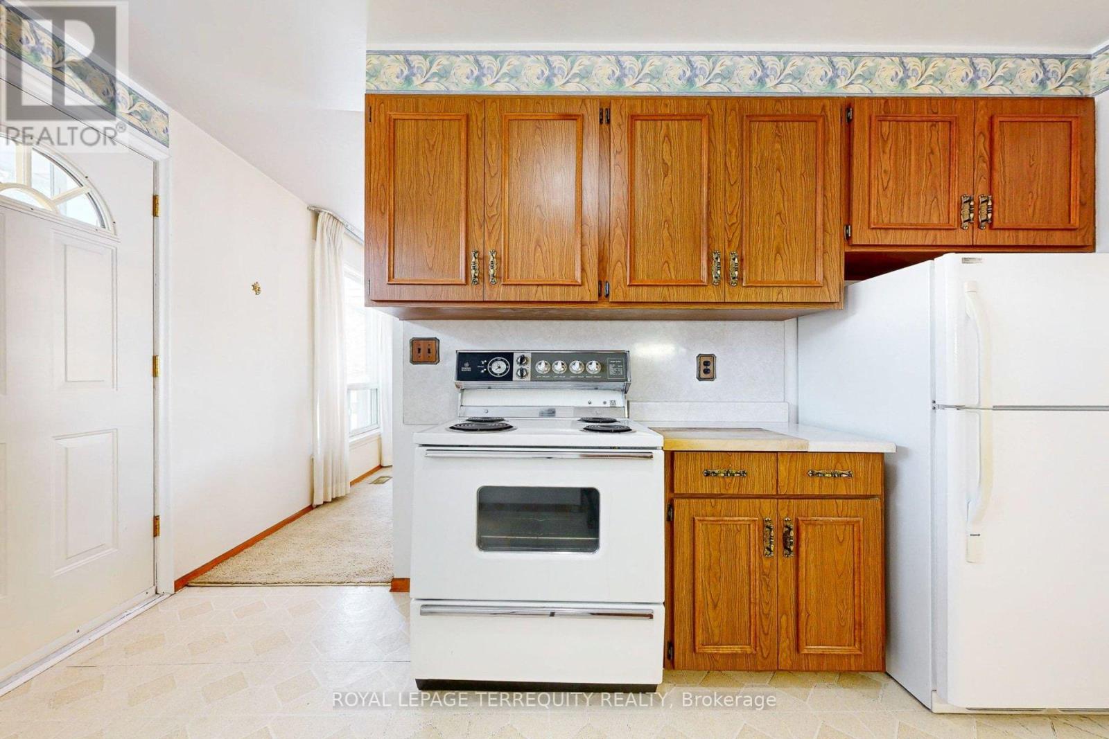 29 Holywell Drive, Toronto, Ontario  M9R 1K4 - Photo 13 - W12717442