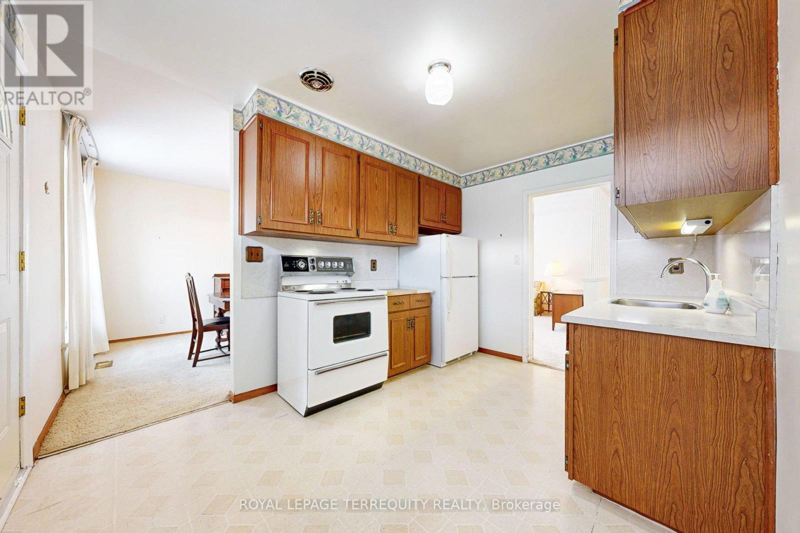 29 Holywell Drive, Toronto, Ontario  M9R 1K4 - Photo 14 - W12717442