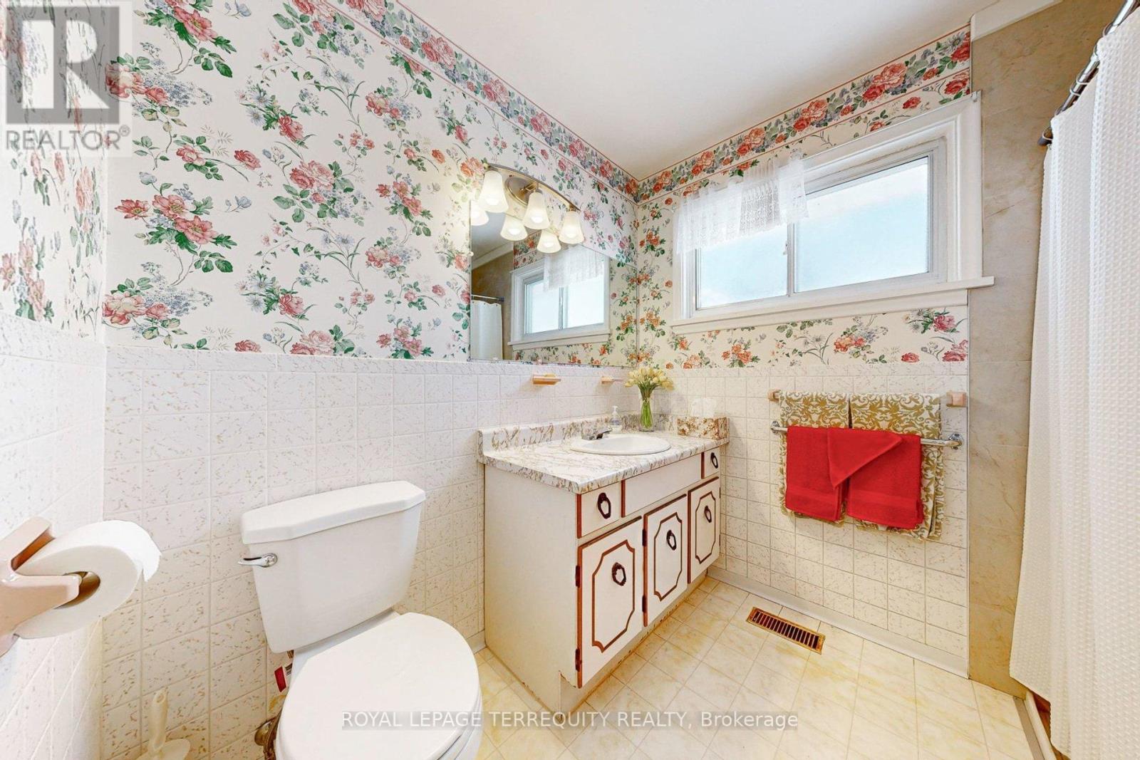 29 Holywell Drive, Toronto, Ontario  M9R 1K4 - Photo 15 - W12717442