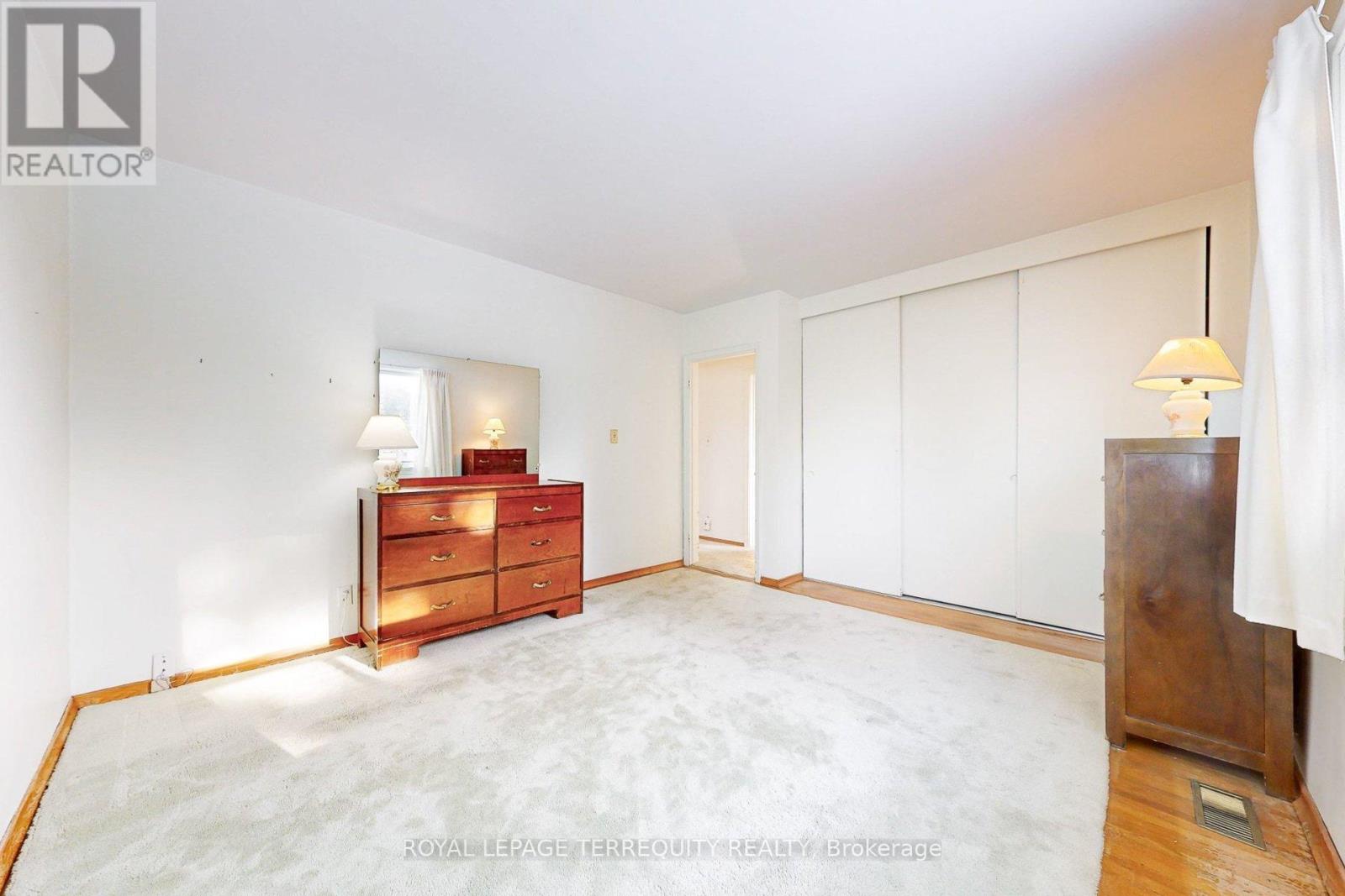 29 Holywell Drive, Toronto, Ontario  M9R 1K4 - Photo 18 - W12717442