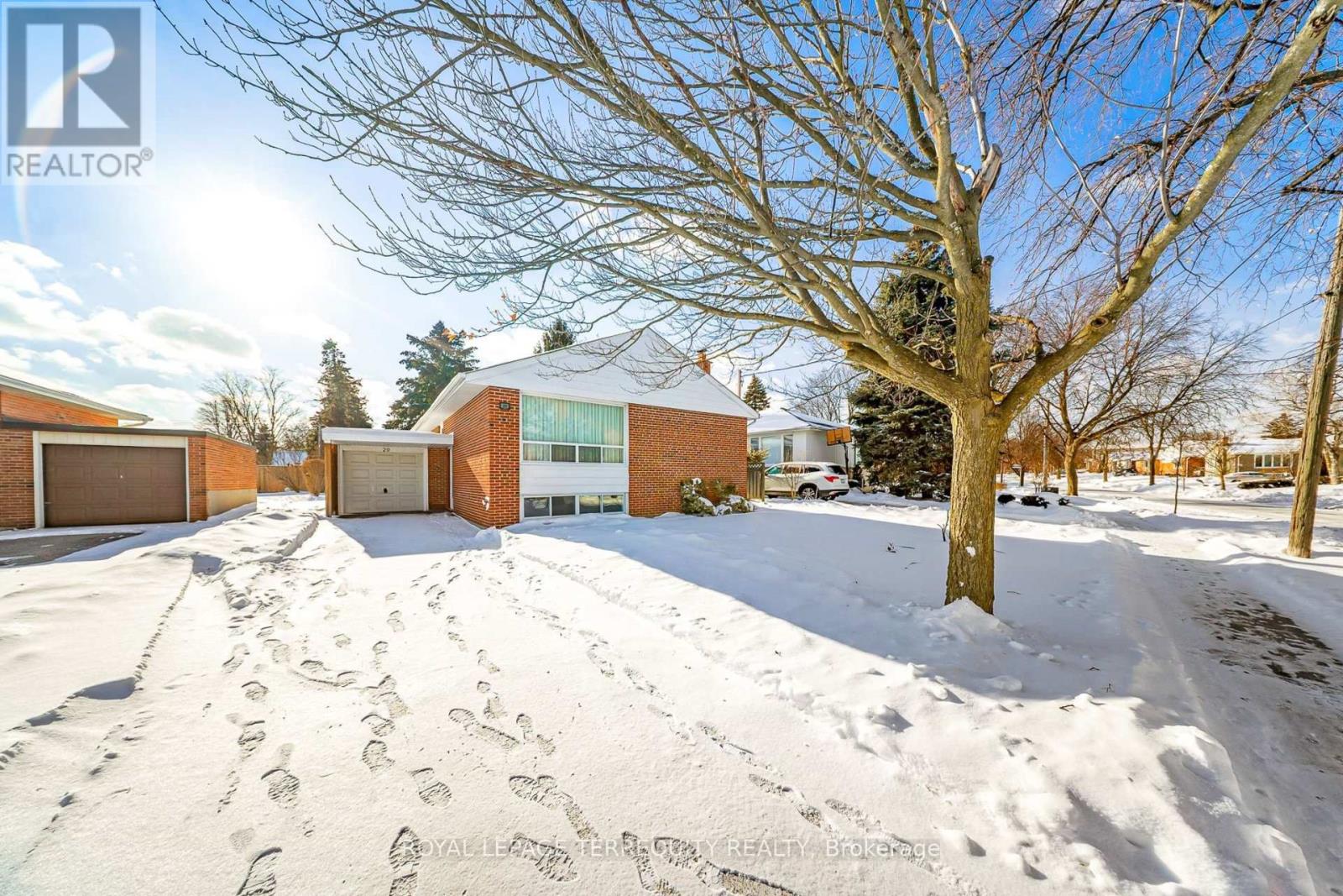 29 Holywell Drive, Toronto, Ontario  M9R 1K4 - Photo 2 - W12717442