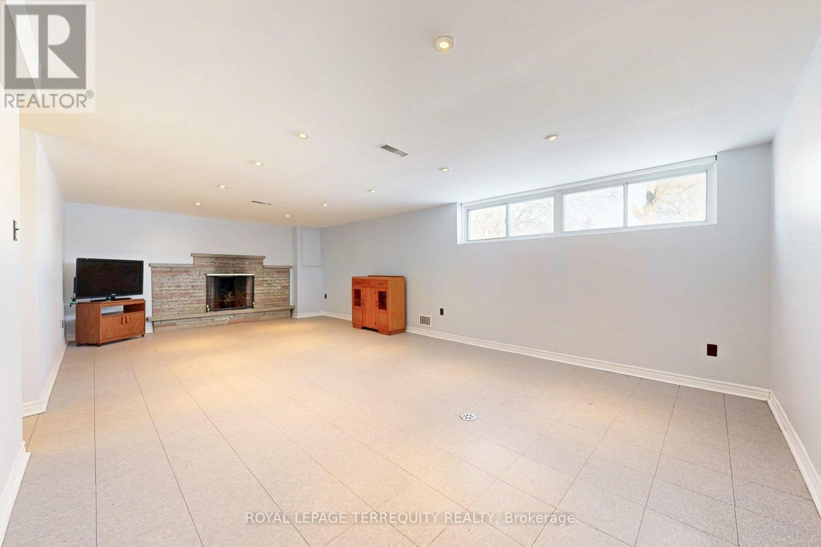 29 Holywell Drive, Toronto, Ontario  M9R 1K4 - Photo 26 - W12717442