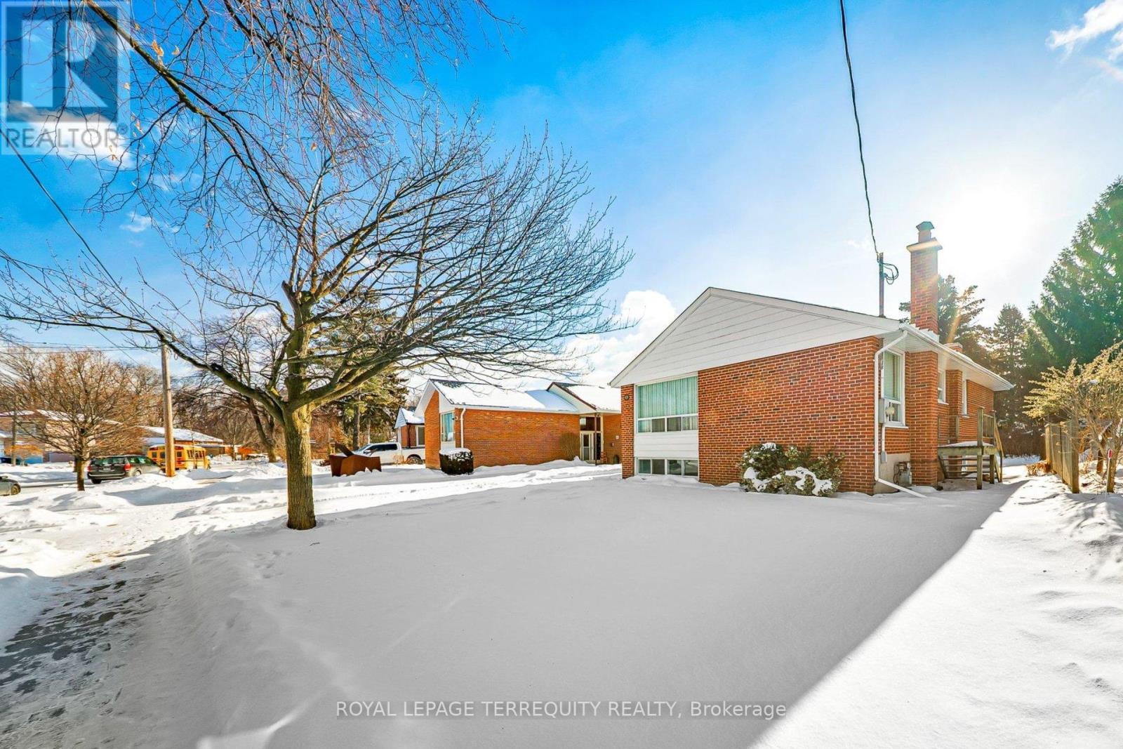 29 Holywell Drive, Toronto, Ontario  M9R 1K4 - Photo 3 - W12717442