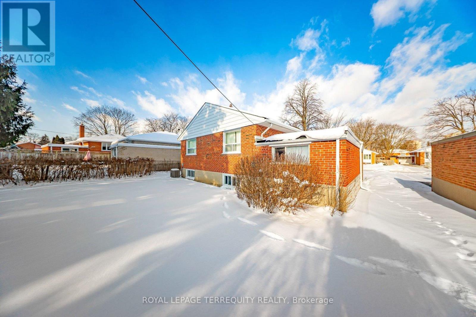 29 Holywell Drive, Toronto, Ontario  M9R 1K4 - Photo 30 - W12717442