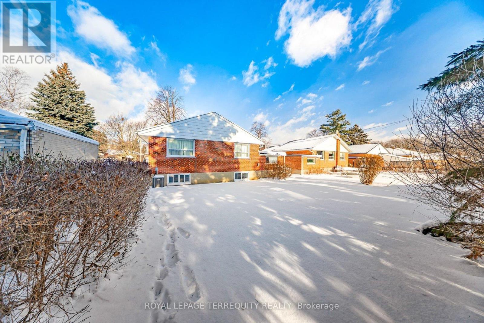 29 Holywell Drive, Toronto, Ontario  M9R 1K4 - Photo 32 - W12717442